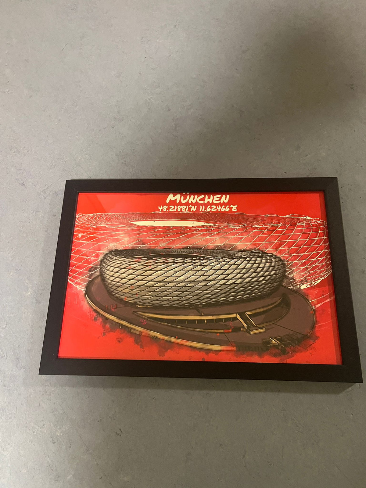 (B-Ware) Stadion Art Print München 35x40 cm mit schwarzem Rahmen, roter Hintergrund