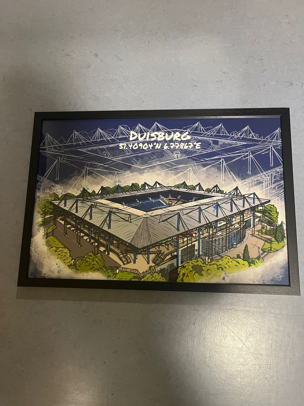 (B-Ware) Stadion Art Print Duisburg 50x75 cm mit schwarzem Rahmen, blauer Hintergrund