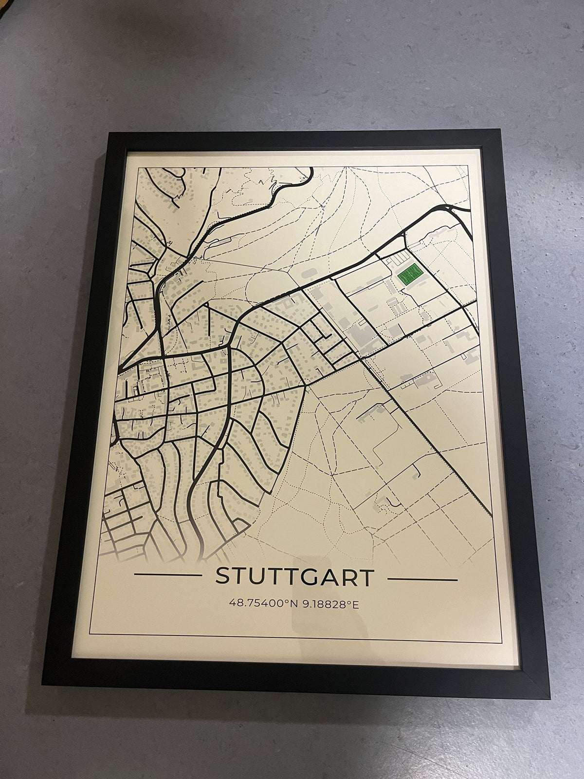 (B-Ware) Stadion Map Stuttgart - Degerloch, 45x60 cm mit schwarzem Rahmen & weißer Hintergrund