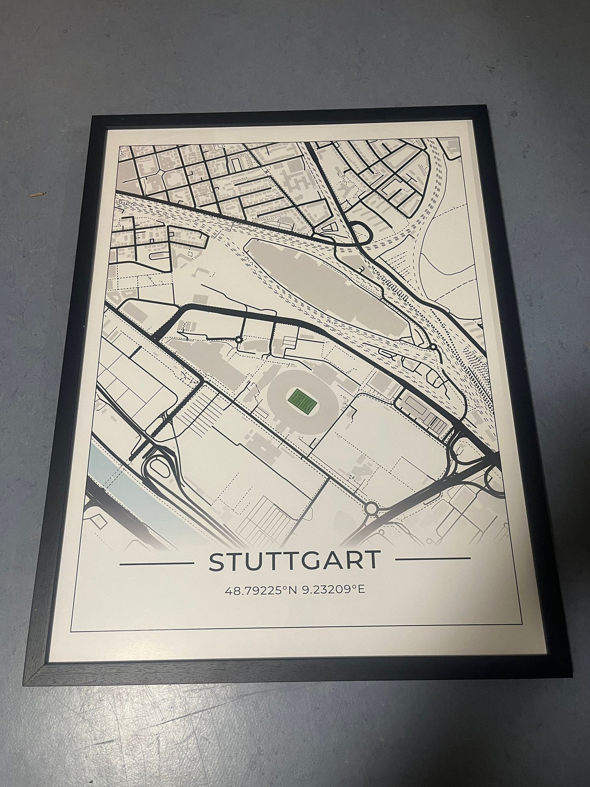 (B-Ware) Stadion Map Stuttgart, 60x80 cm mit schwarzem Rahmen & weißer Hintergrund