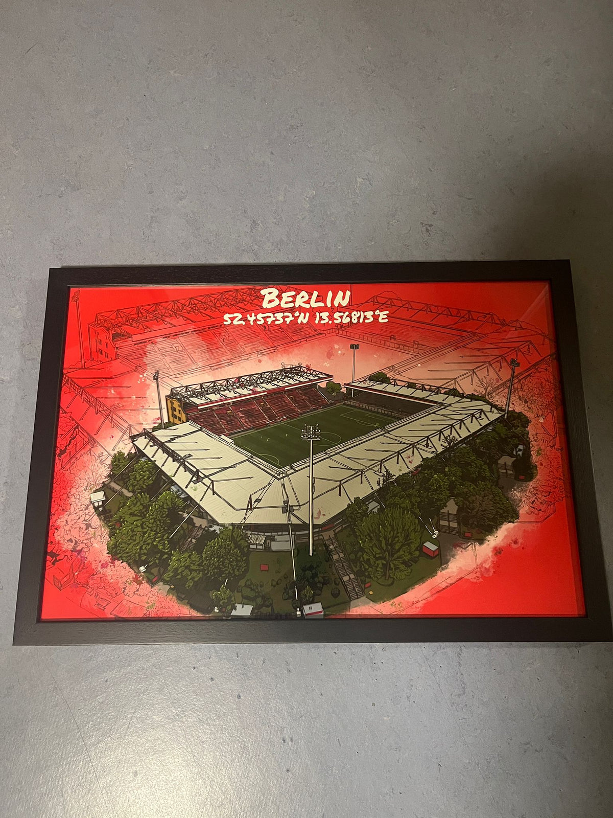 (B-Ware) Stadion Art Print Berlin - Alte Förtsterei, 40x60 cm mit schwarzem Rahmen & rotem Hintergrund