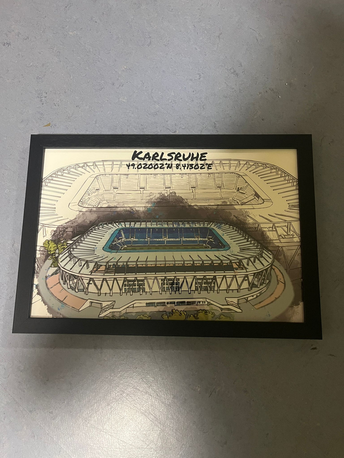 (B-Ware) Stadion Art Print Karlsruhe, 35x40 cm mit schwarzem Rahmen & weißem Hintergrund