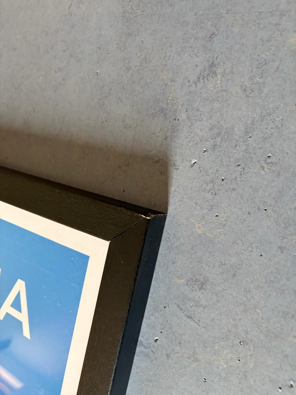 (B-Ware) Stadion Illustration Barcelona, 50x75 cm mit schwarzem Rahmen